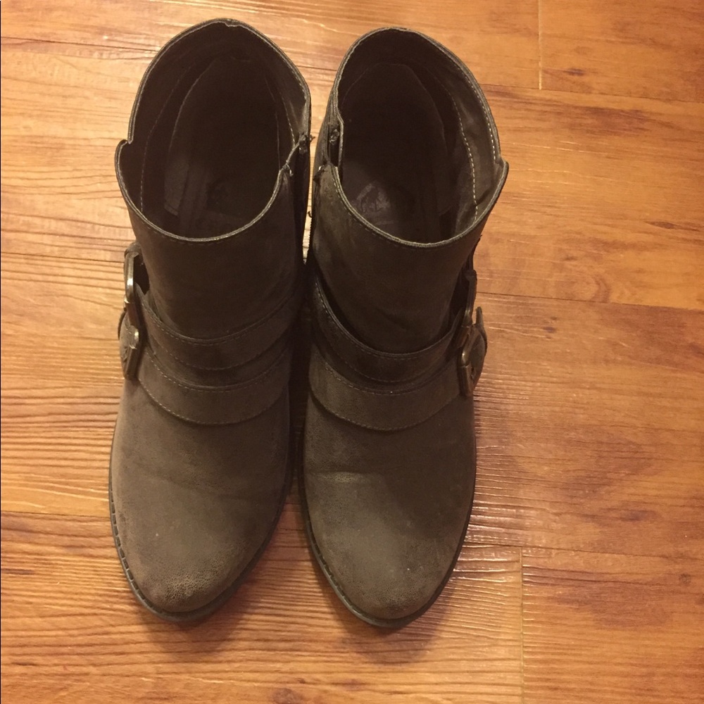 Grey boots